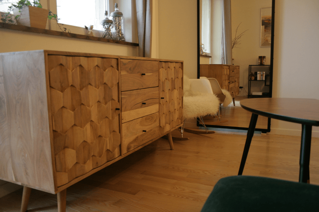 Schiebetür mit Spiegel, Tür mit Spiegel in einem Metallrahmen, Schiebetür in einem modernen Interieur, Kommode in einem modernen Stil, weißer Schaukelstuhl in einem modernen Stil