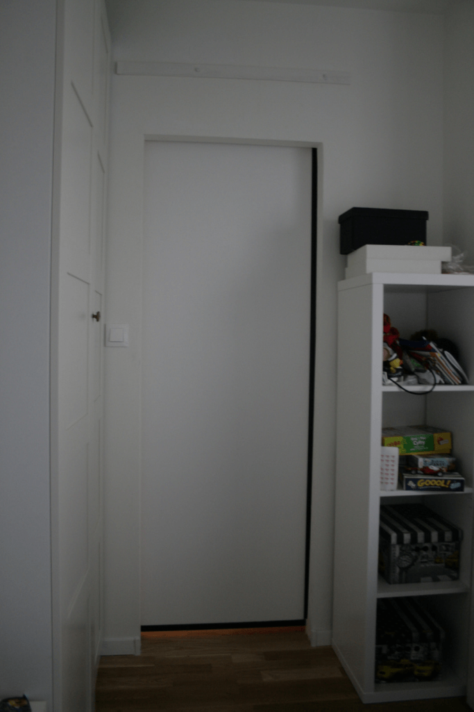 Schiebetür mit Spiegel, Tür mit Spiegel in einem Metallrahmen, Schiebetür in einem modernen Interieur, Schiebetür für ein Kinderzimmer