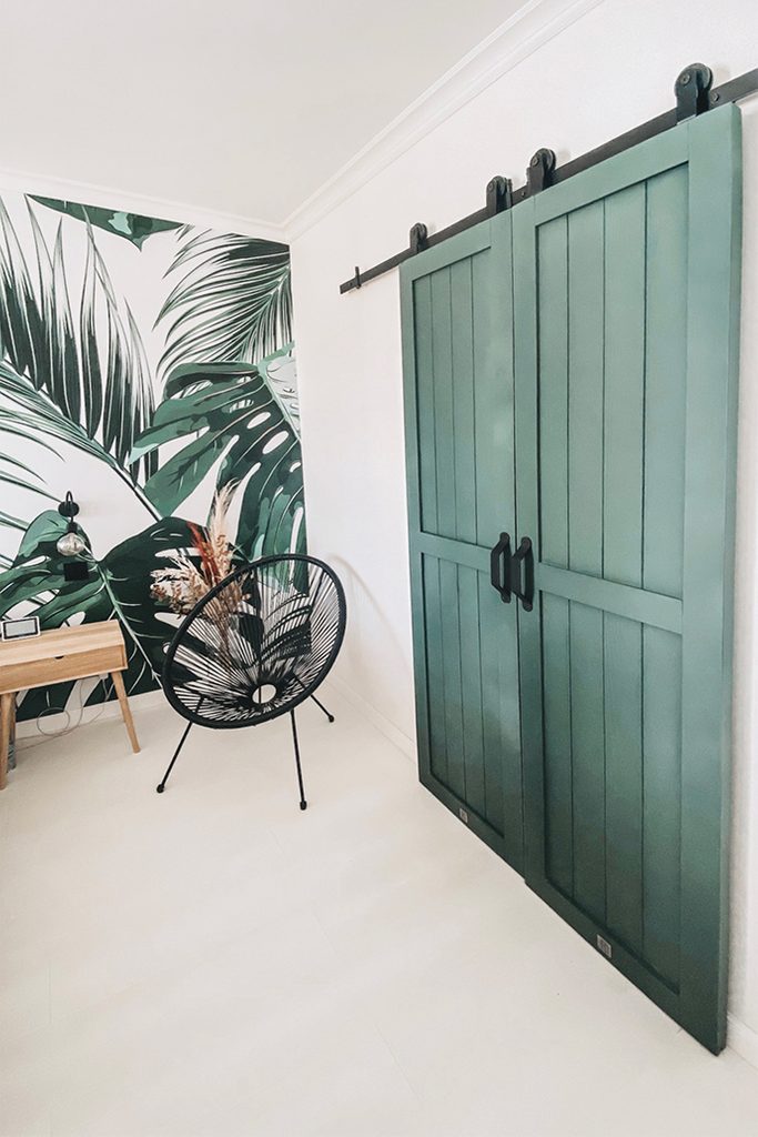 Grüne Türen und helles Holz in einem Schlafzimmer | RENO Türen