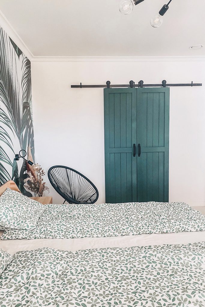 Grüne Türen und helles Holz in einem Schlafzimmer | RENO Türen