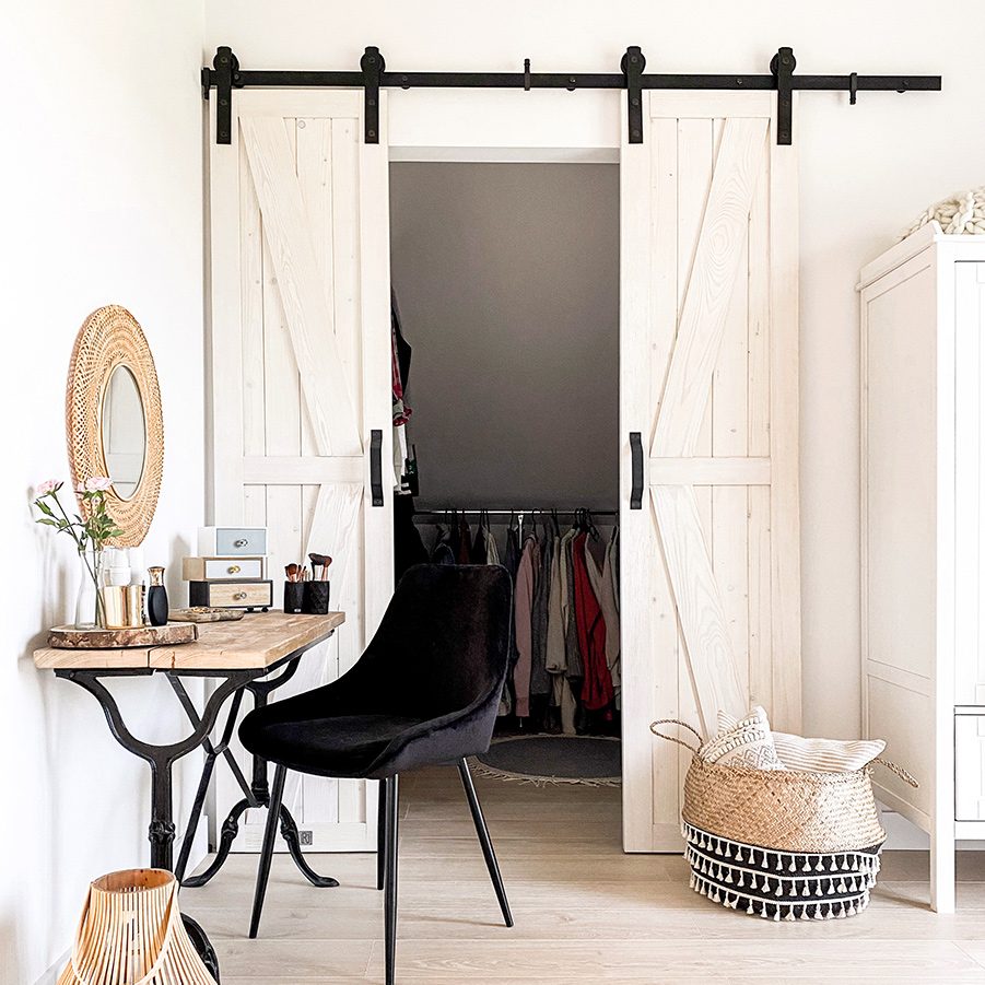 Schiebetüren für den Kleiderschrank, weiße Schiebetüren, Vintage-Schminktisch, Schminktisch aus Metall, schmale Schiebetür, rustikales Weiß, Weiß und Holz