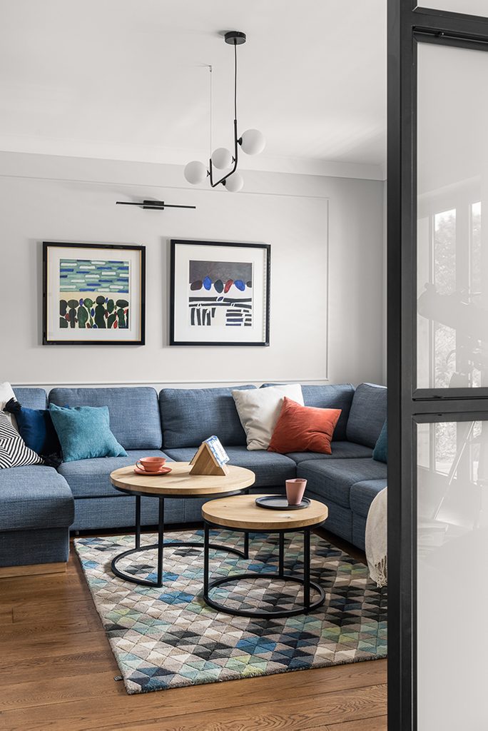 Helles und geräumiges Wohnzimmer im traditionellen Stil | RENO Türen