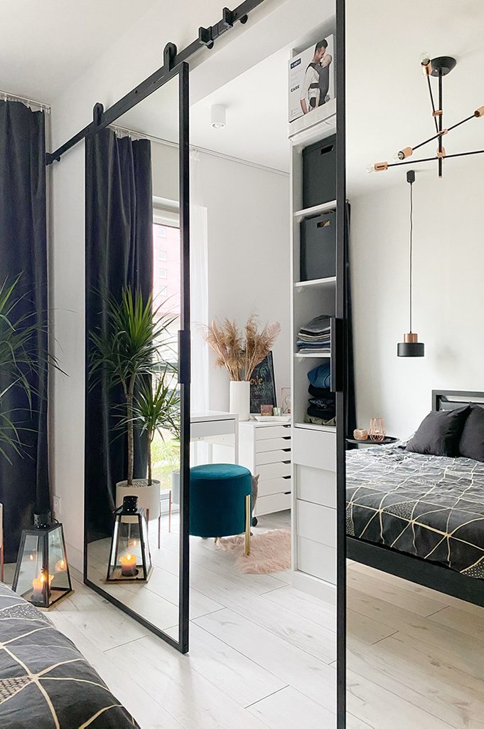 Doppel Schiebetür mit Spiegel in einem Schlafzimmer | RENO Türen