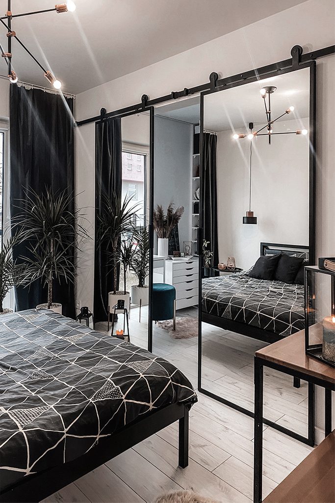 Doppel Schiebetür mit Spiegel in einem Schlafzimmer | RENO Türen