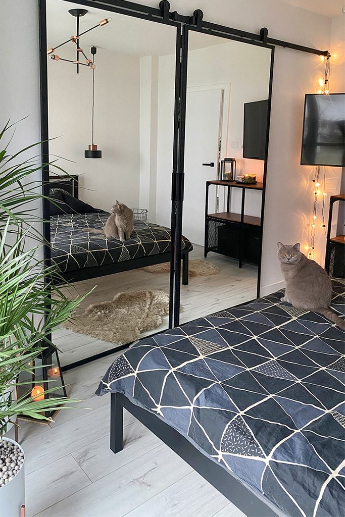 Doppel Schiebetür mit Spiegel in einem Schlafzimmer | RENO Türen