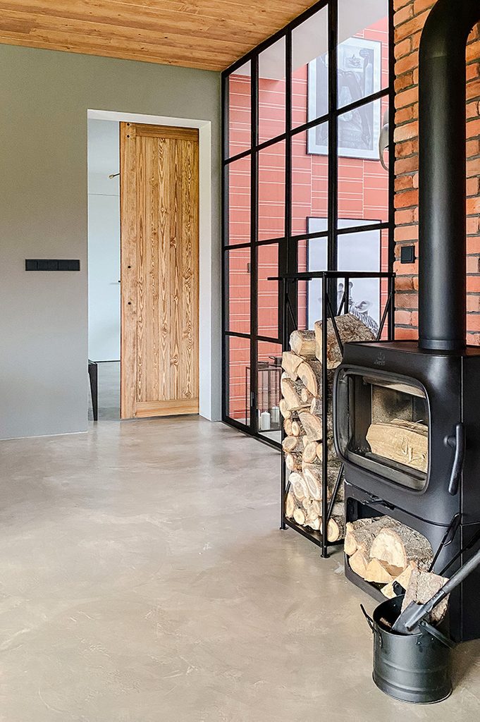 Spiegeltür im Vorraum im minimalistischen Stil | RENO Türen