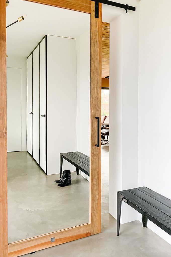 Spiegeltür im Vorraum im minimalistischen Stil | RENO Türen