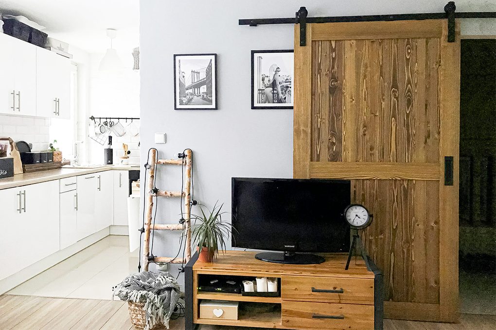 Schiebetüren in einer kleinen Wohnung - weiß und holz Elementen