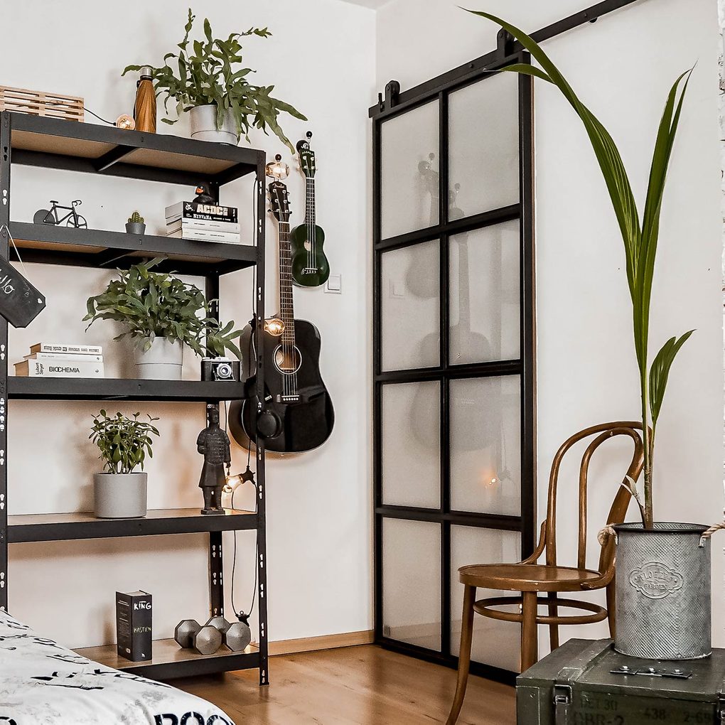 studentenzimmer einrichten, Metall Schiebetür mit Glas, Loft-Stil, Bücherregal-Loft-Stil, Pflanzen im Studentenzimmer, Vintage-Stuhl, weiße Wand und schwarze Dekorationen