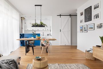 Helles Wohnzimmer mit Küche, Weiß mit blauen Akzenten | RENO