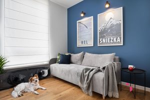 Helles Wohnzimmer mit Küche, Weiß mit blauen Akzenten | RENO