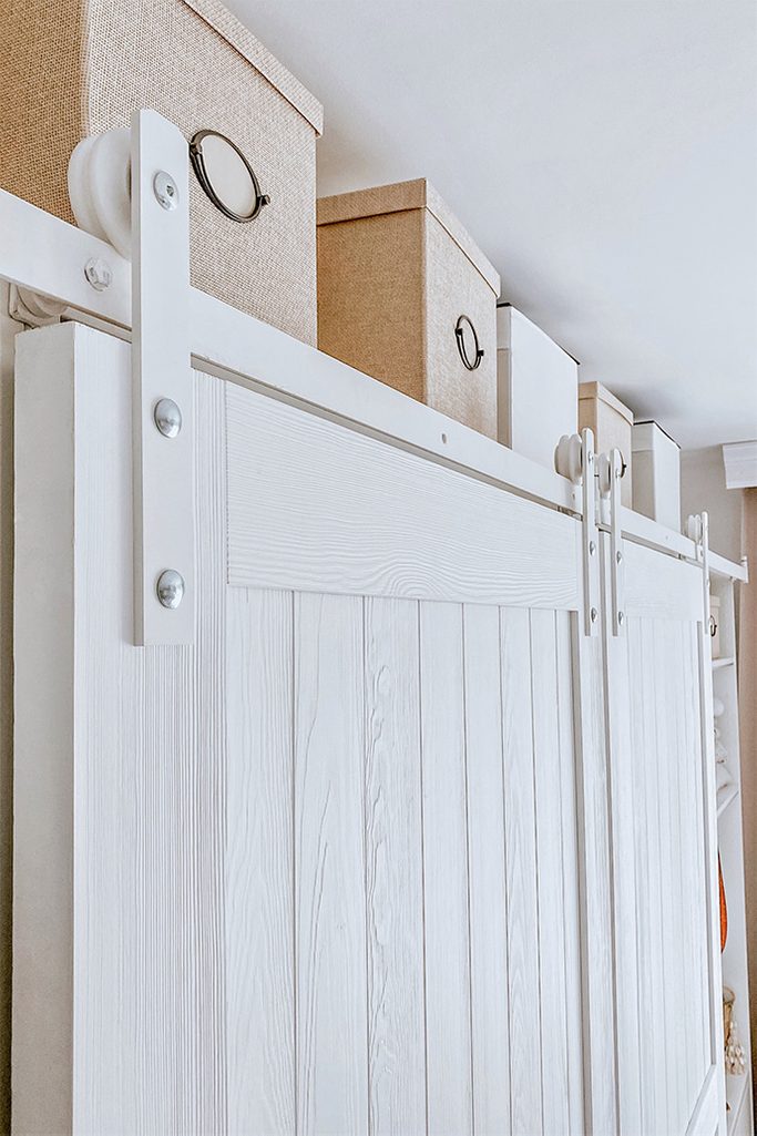 weiße Holztür, große Schiebetür, weißes Schiebesystem