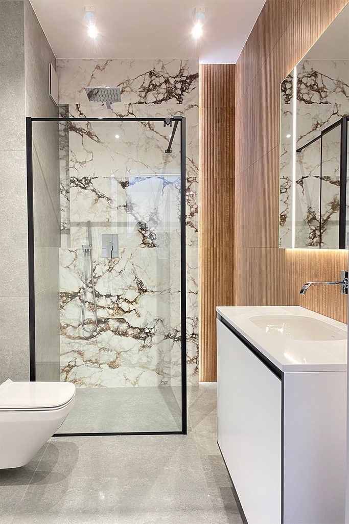 minimalistische duschkabinen in einem modernen badezimmer, fliesen mit steinmuster, weiße armaturen im badezimmer