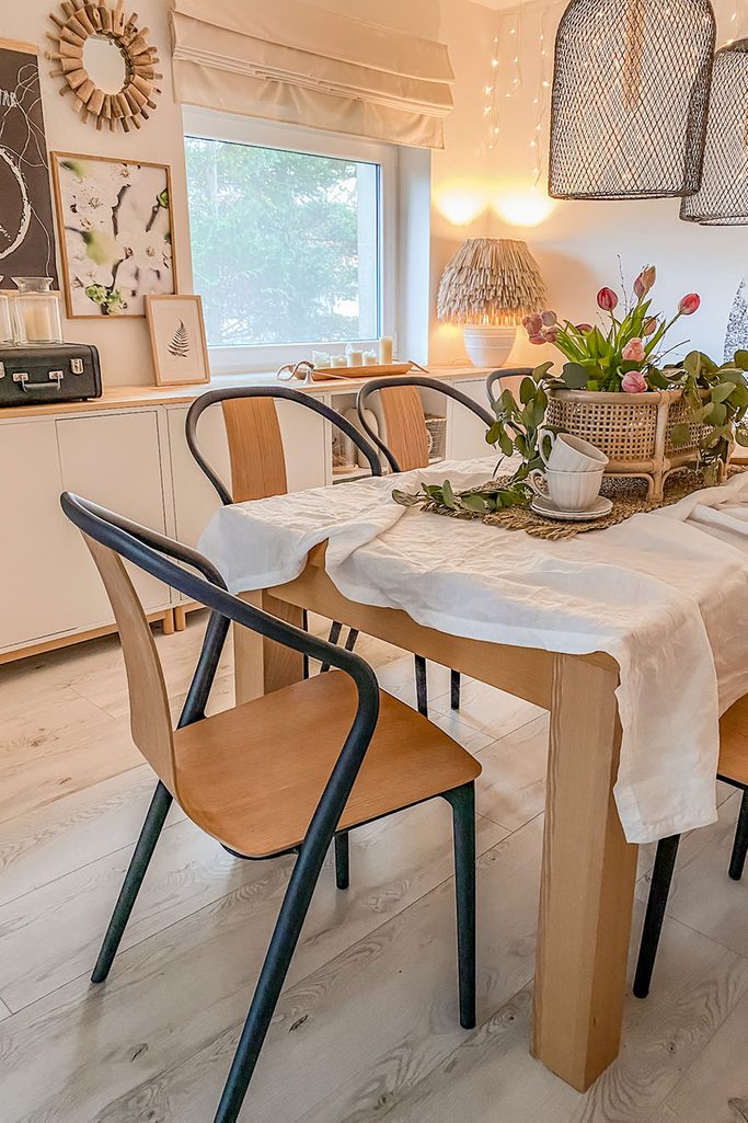 Holz- und Metallstühle für das Esszimmer, Leinentischdecke für den Esszimmertisch, durchbrochene Hängelampen, Rattanabdeckung für Blumen, Boho-Dekorationen