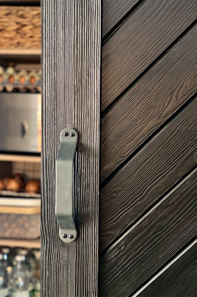 schwarze Schiebetür aus Massivholz, tief gebürstete Holztüren