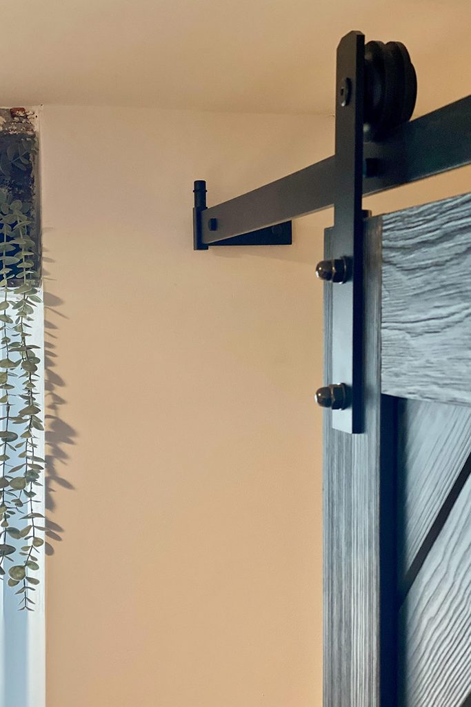 schwarzes Schiebesystem, schwarze Holzschiebetür, tief gebürstete Schiebetür