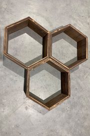 Sechseckiges Holzregal