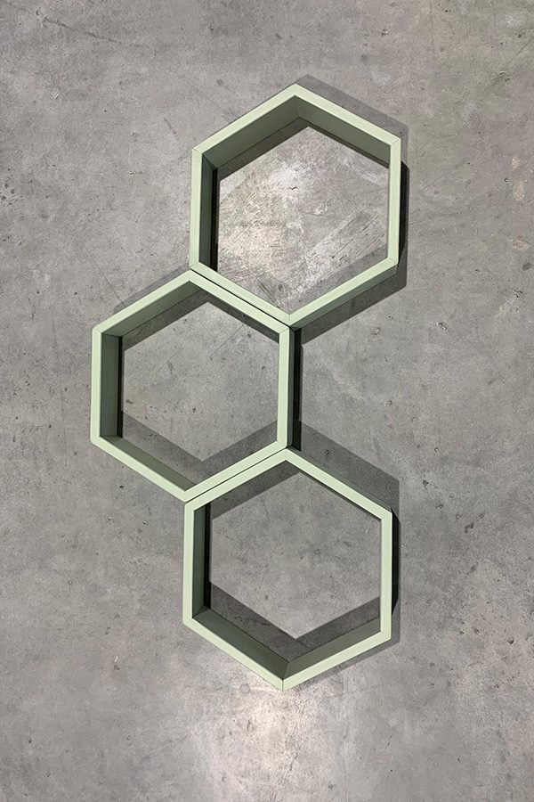 Sechseckiges Holzregal