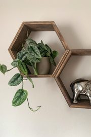 Sechseckiges Holzregal