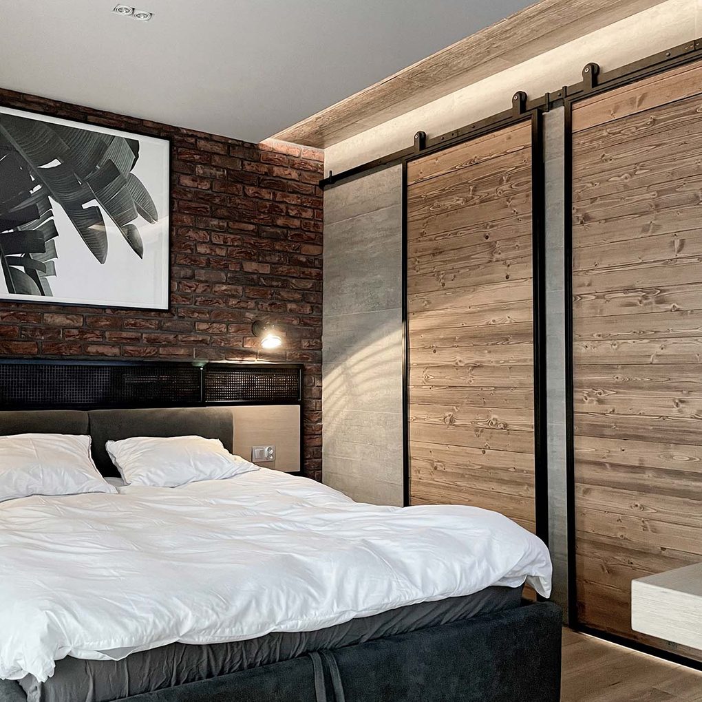 schlafzimmer im industriestil, roter backstein an der wand im schlafzimmer, industrielle schiebetüren für das badezimmer im schlafzimmer