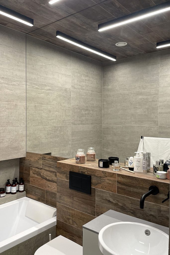 Wand mit Spiegel in einem modernen Badezimmer, Badezimmer in graubraunen Farben