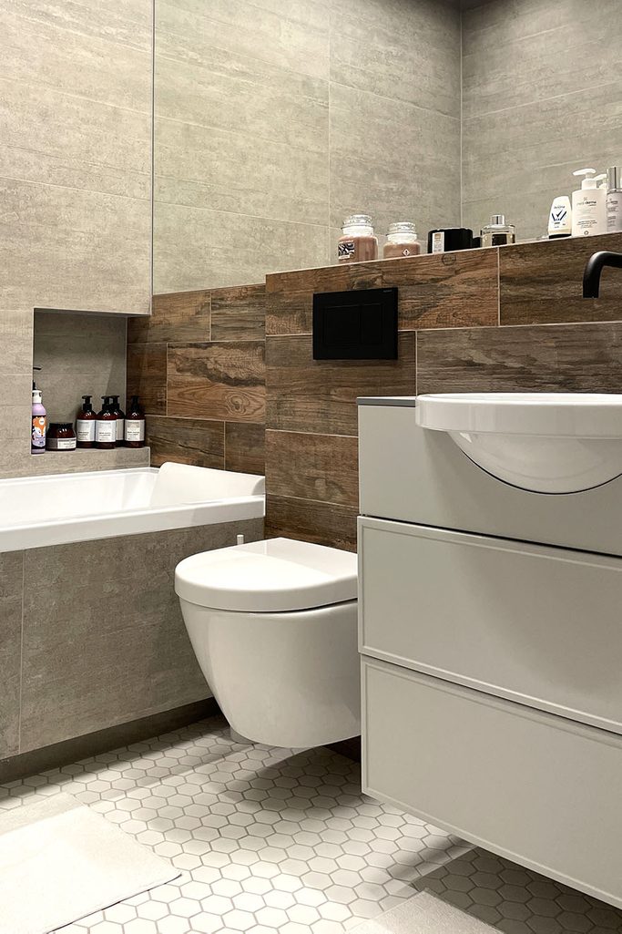 modernes Badezimmer in graubraunen Farben