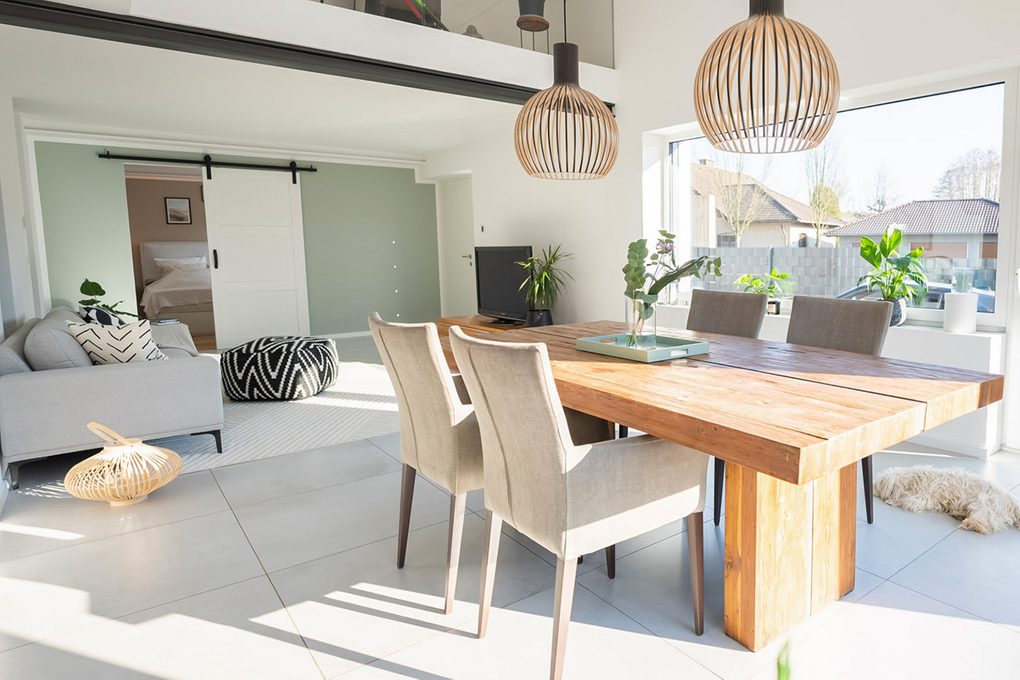 Modernes Wohnzimmer: helle Farben, offener Raum und Minimalismus