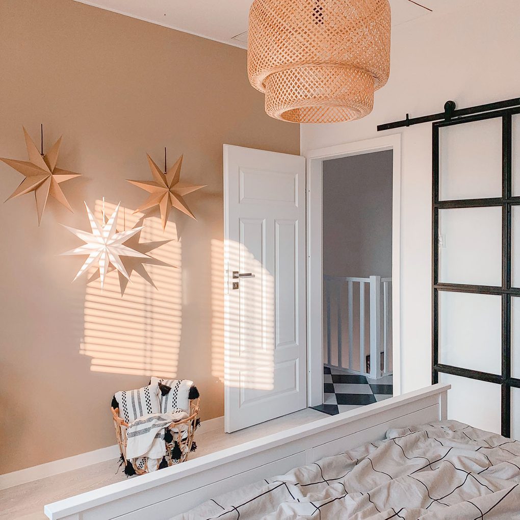 Eingang zu einem kleinen Schlafzimmer, das in hellen, natürlichen Farben gehalten ist