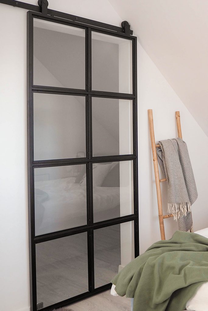 Loft-Stil Tür mit transparentem Glas im Eingang zum Ankleidezimmer