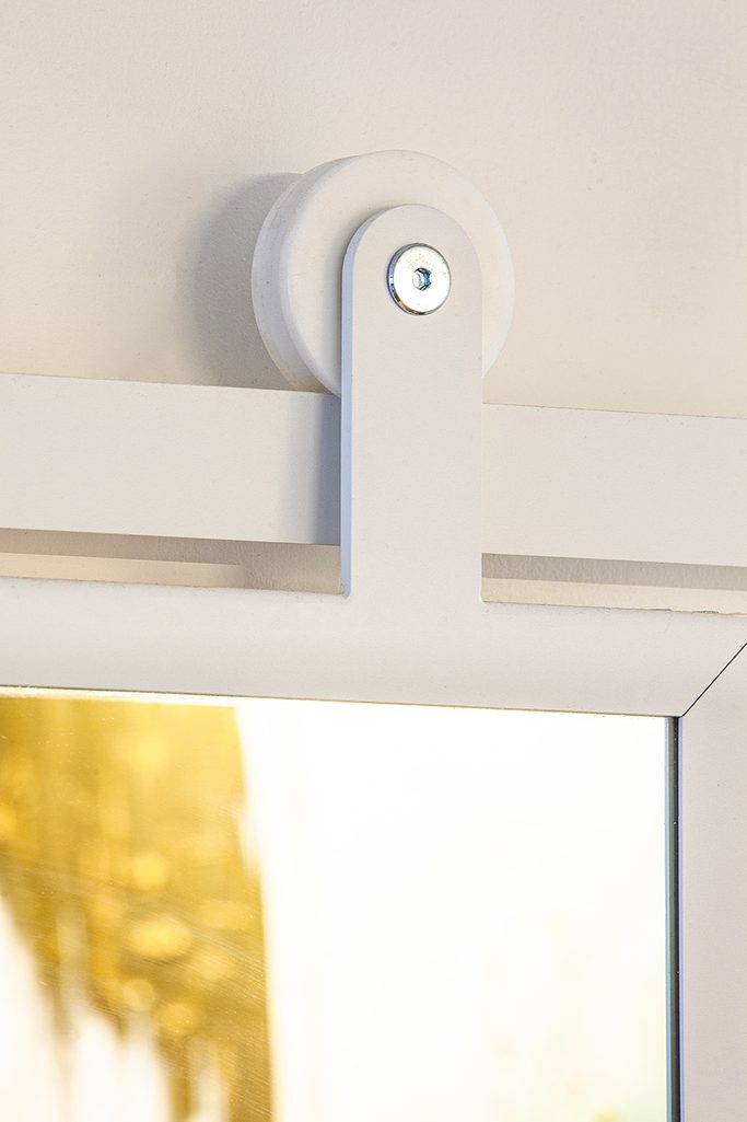 Schiebetür mit Spiegel in einem weißen Metallrahmen