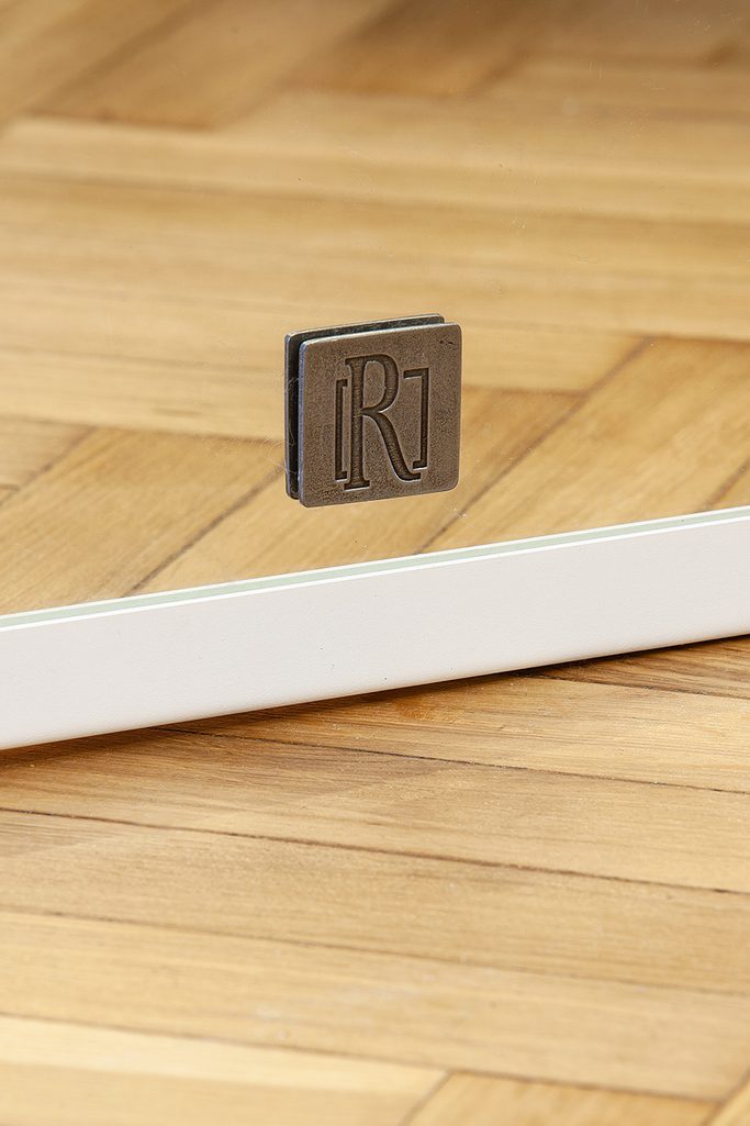 Spiegel in einem weißen Metallrahmen