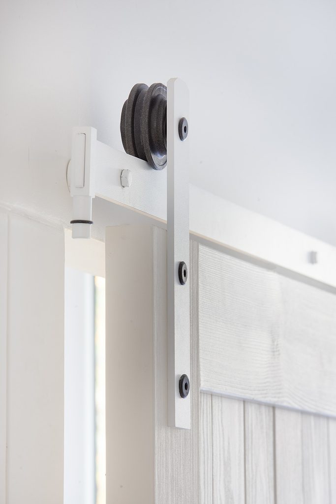 weißes Schiebesystem für weiße Holztüren
