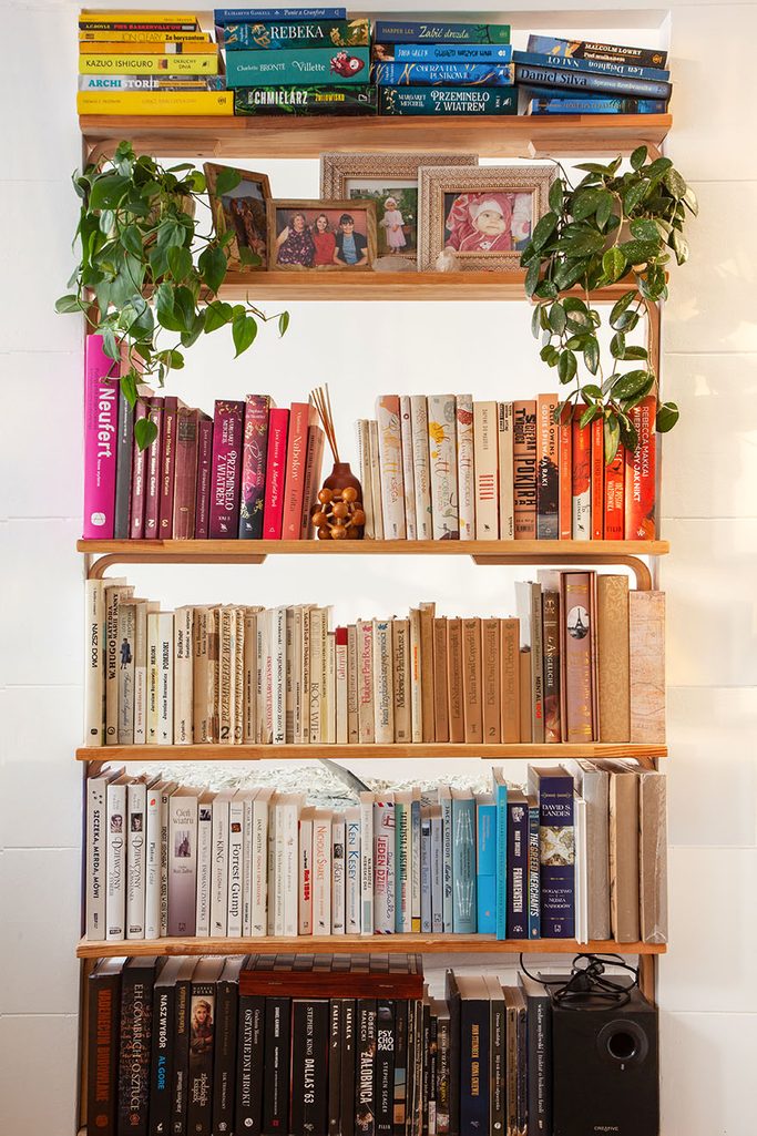 Bücherregal in einer kleinen Wohnung