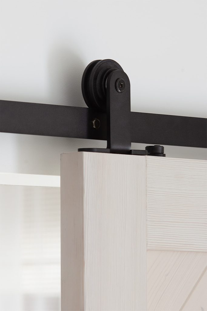 schwarzes Schiebesystem für weiße Türen