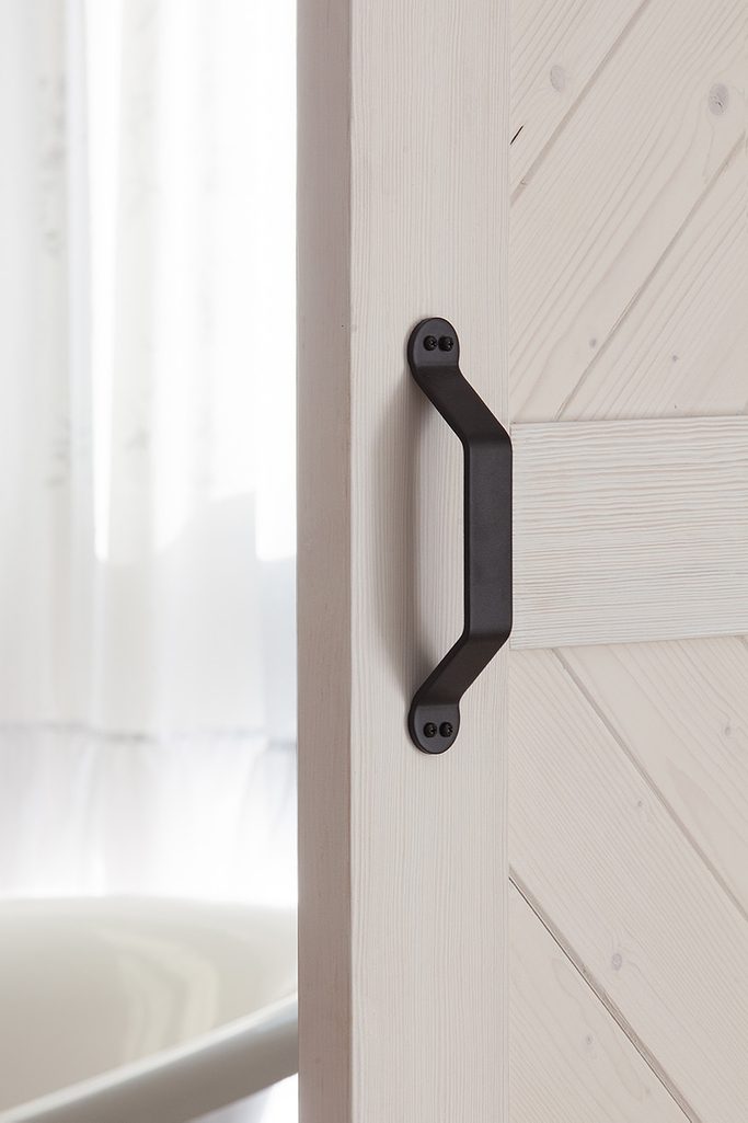 schwarzer Türgriff an weißer Schiebetür