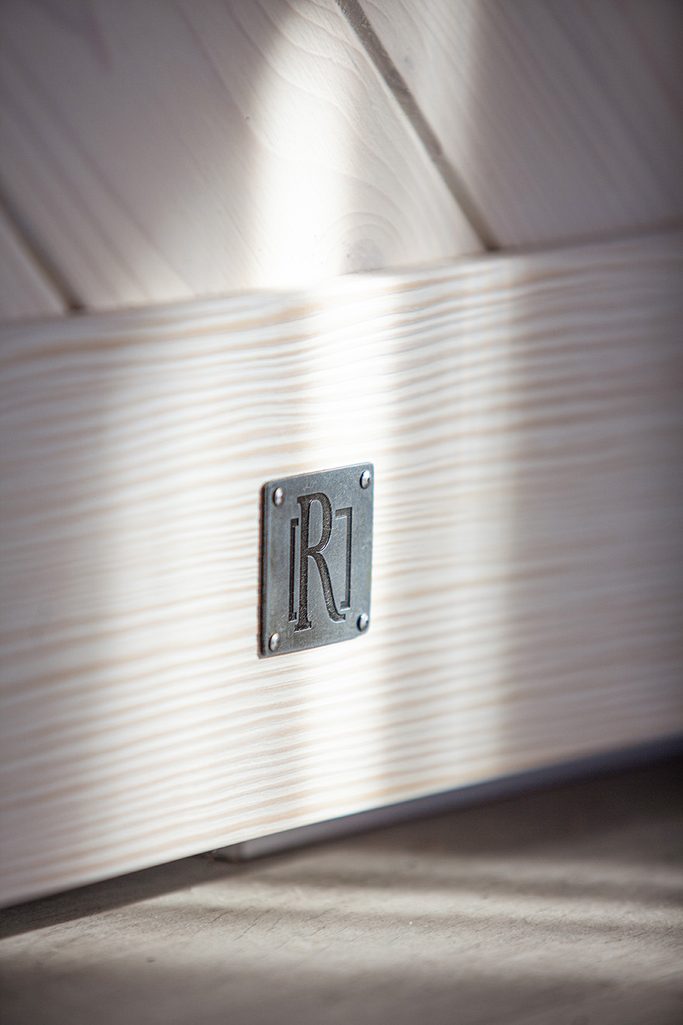 weiße Schiebetür aus Holz