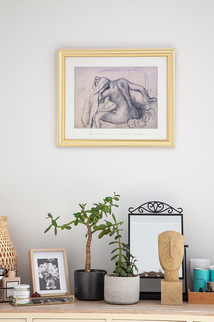 Pflanzen und Dekorationen auf der Oberseite der Kommode