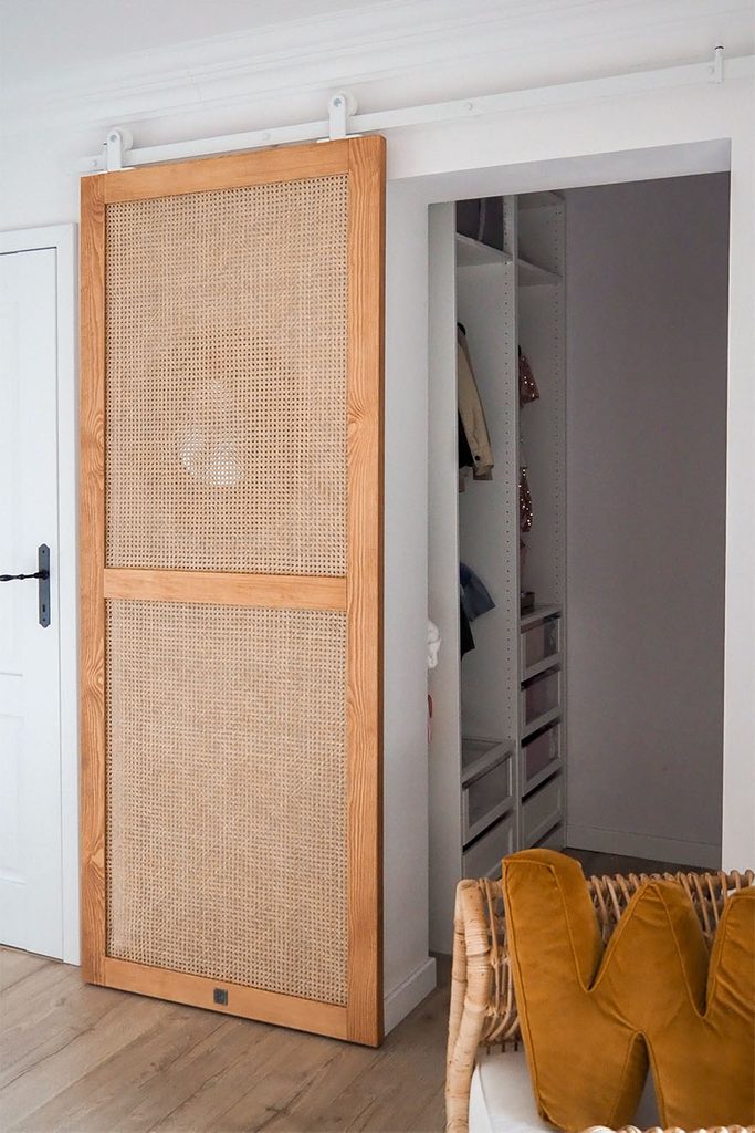 Schiebetüren mit Rattan für eine kleine Ankleidezimmer