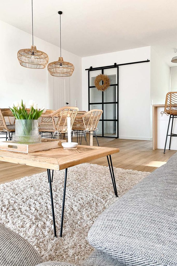 Quadratischer Couchtisch aus Naturholz auf Metallbeinen im Wohnzimmer kombiniert mit dem Esszimmer