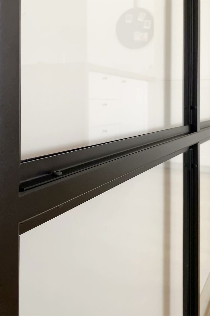 Schiebetür mit Glas in einem Metallrahmen