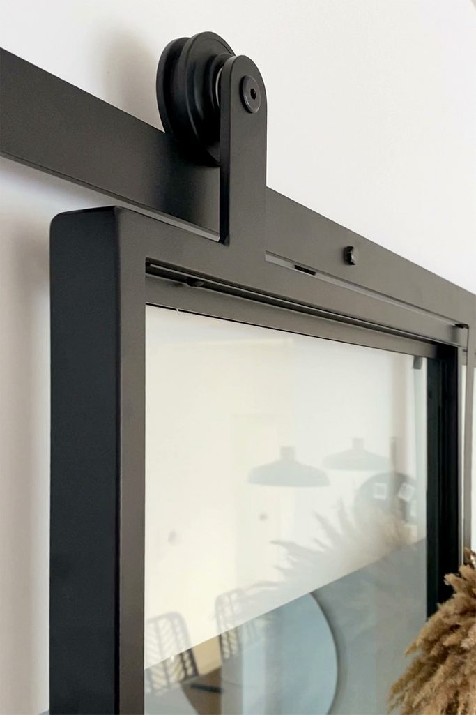 Schiebetür mit Glas in einem Metallrahmen