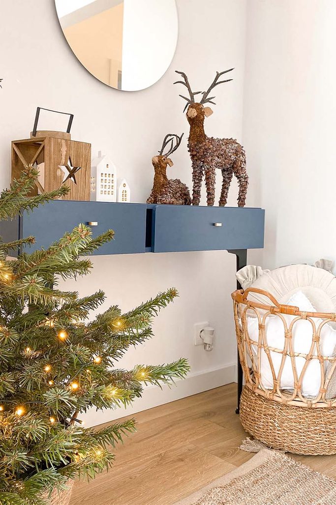 Weihnachtsschmuck auf einer schmalen Konsole mit Schubladen